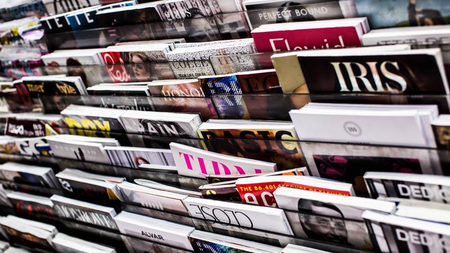 Magazines in kiosk. Foto door Charisse Kenion via Unsplash